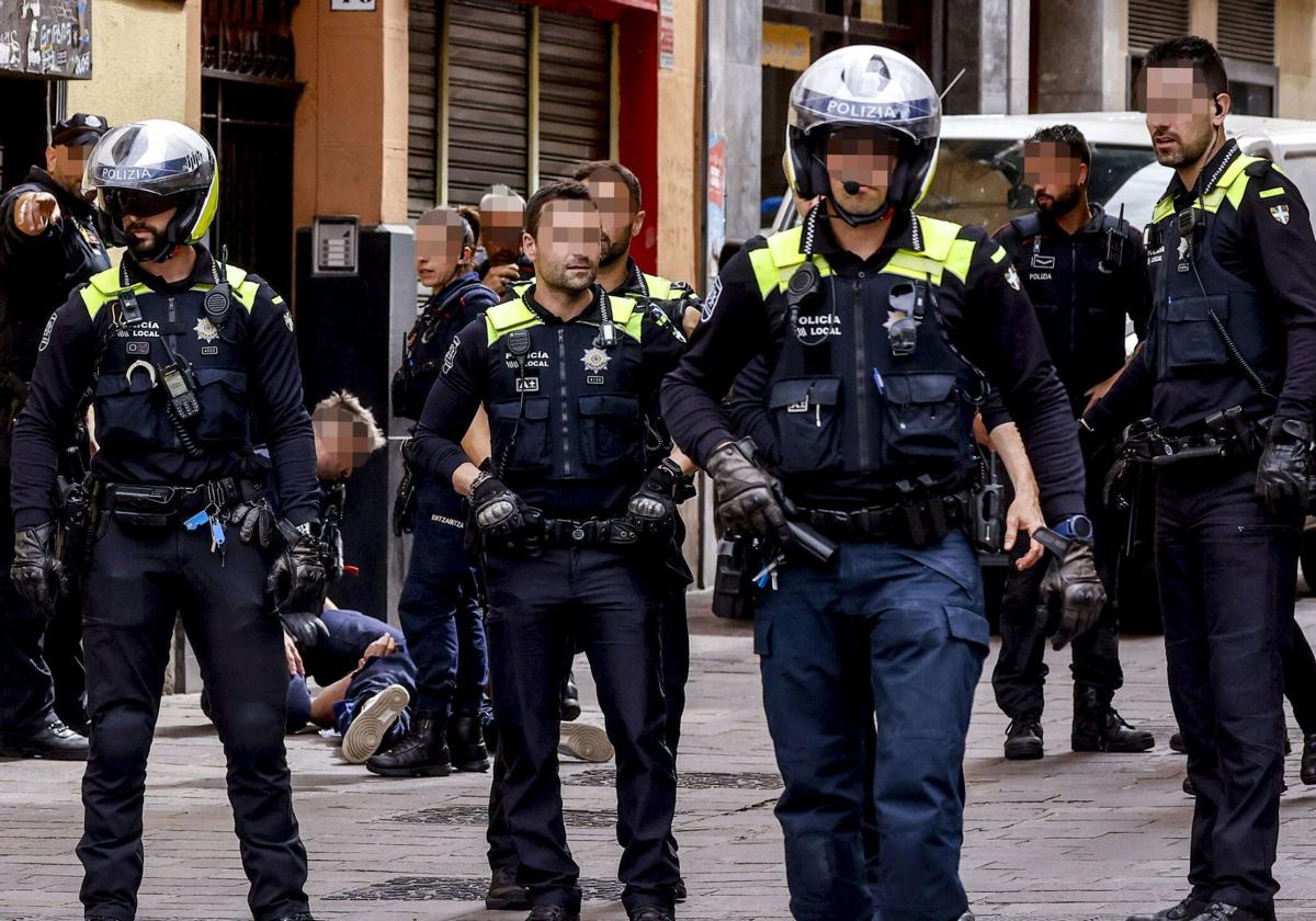 Agentes de la Policía Local en una intervención anterior.