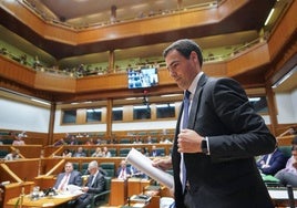 El lehendakari, Imanol Pradales, durante el pleno de investidura en junio.