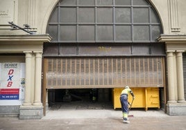 Un operario trabaja en los locales de la Fundación Vital en la calle Postas.