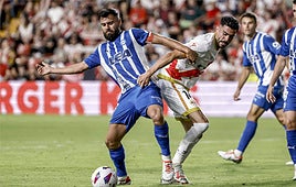 Duarte y Kike Pérez pugnan por un balón durante el último duelo en Vallecas.