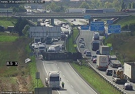 Reabre, siete horas después, la N-622 a la salida de Vitoria hacia Bilbao tras el accidente de un camión