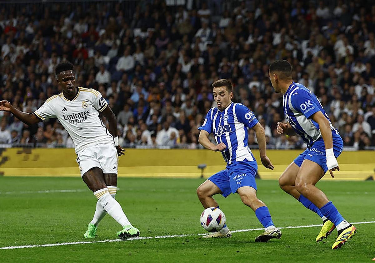 Abqar y Gorosabel tratan de frenar a Vinicius en el partido del curso pasado.