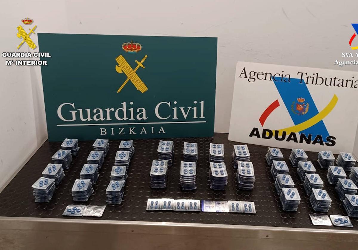 Denunciadas dos personas en el aeropuerto de Bilbao con 612 pastillas de sildenafil