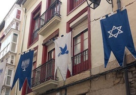 Se han retirado las banderolas con la menorá, la paloma de la paz y la estrella de David que formaban parte de la decoración del mercado medieval.