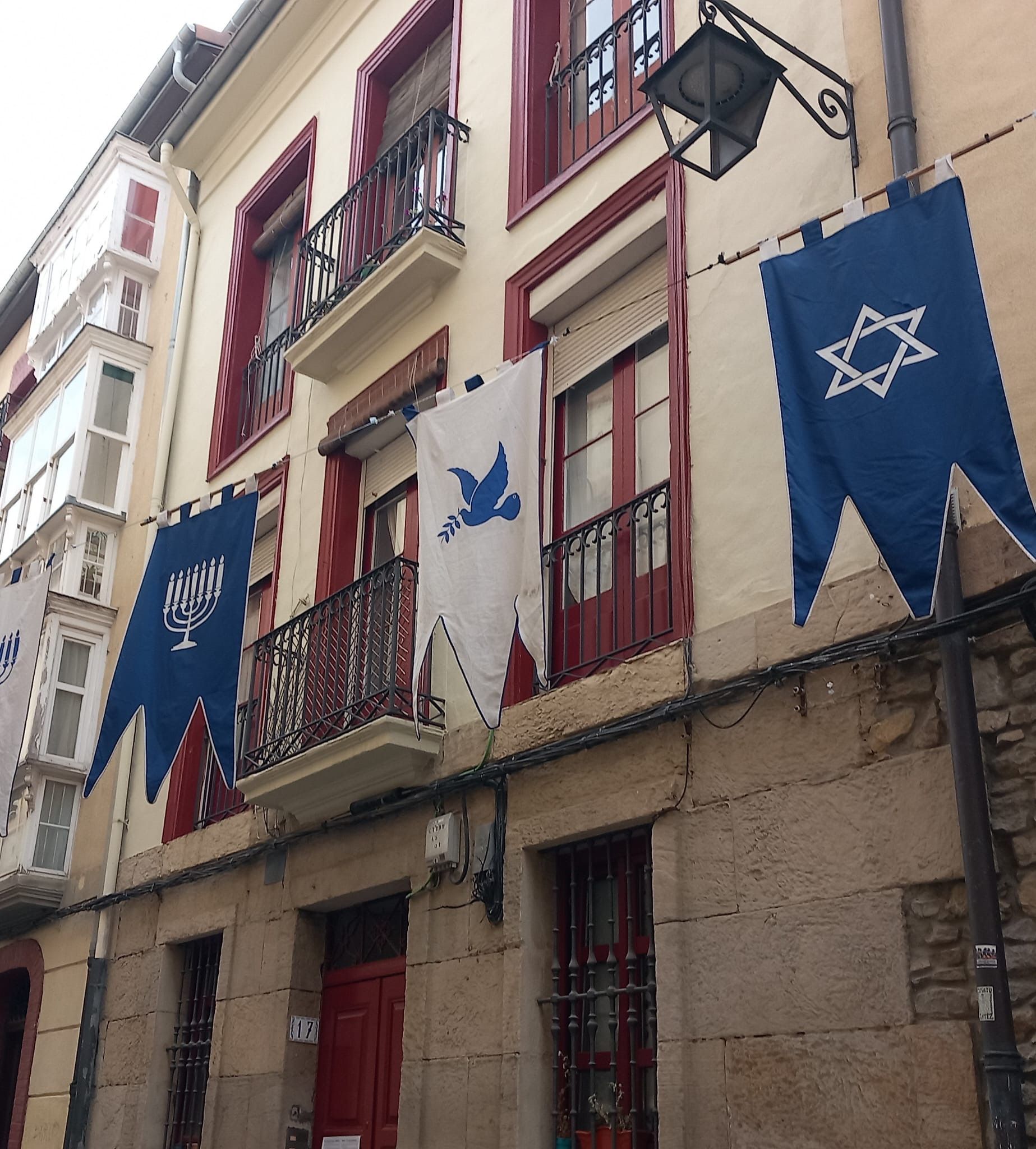 Banderolas retiradas con la menorá, la paloma de la paz y la estrella de David que formaban parte de la decoración del mercado medieval.