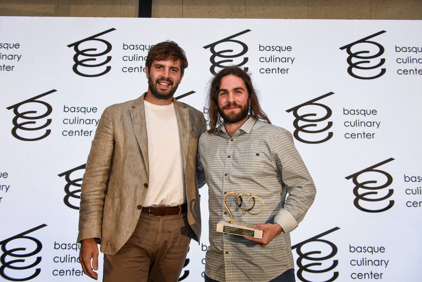 MEJOR COCTELERO: Ander Díez, de Monkey's Lab, recibe el premio de manos de Imanol Zubelzu, coordinador de Mantala en Basque Culinary.