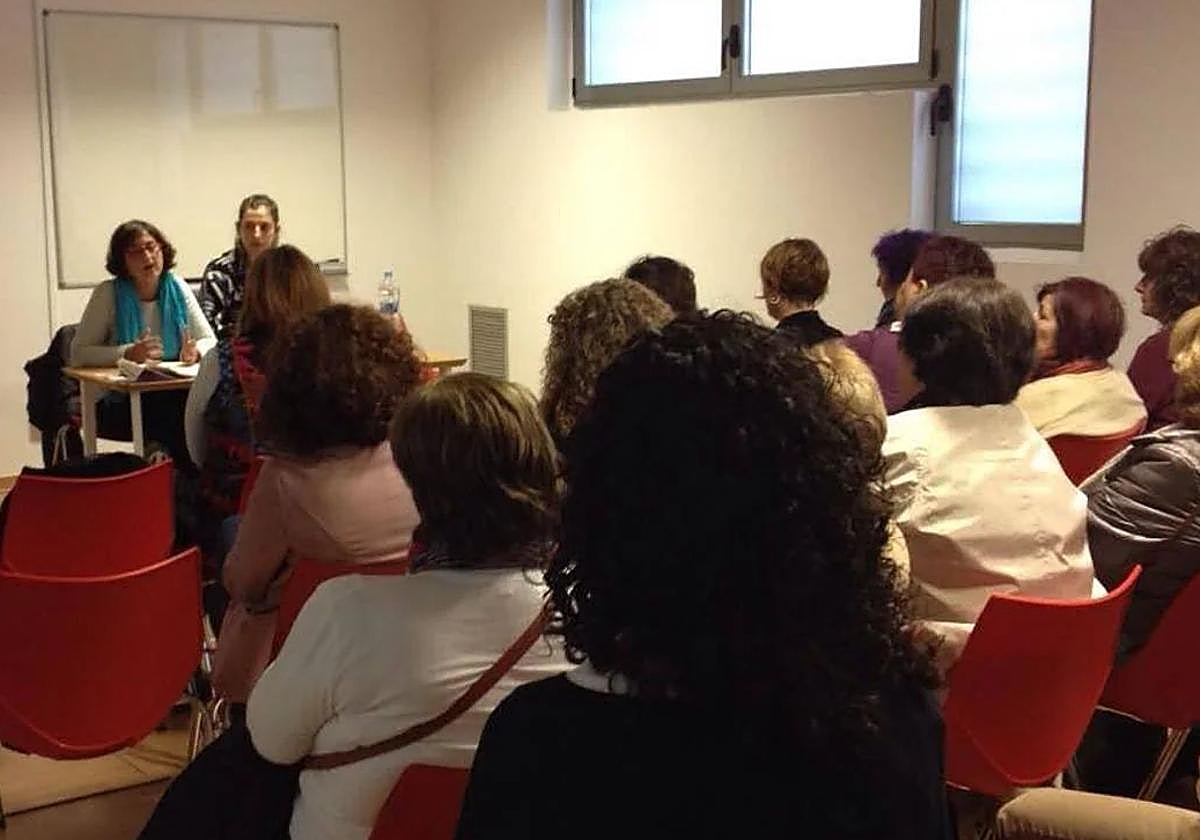 Uno de los talleres para mujeres en la escuela de empoderamiento de Erandio.