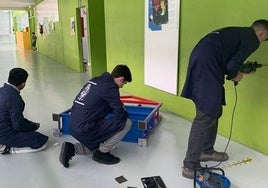 Con 'Liburutruk' los jóvenes crearon e instalaron estanterías para libros en centros educativos locales.