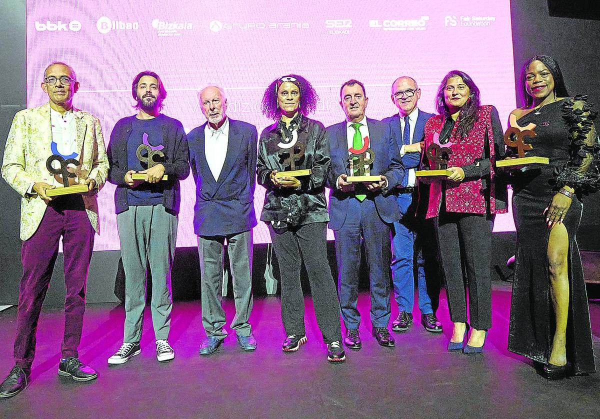 Los premiados posan con sus galardones en el escenario habilitado en el atrio de entrada al Guggenheim.