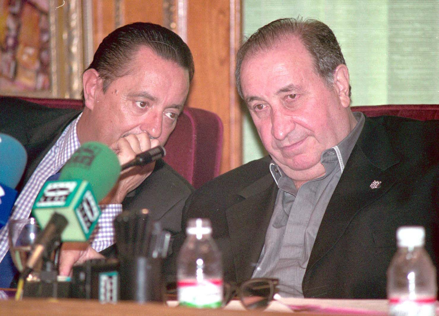 Imagen secundaria 1 - En la imagen superior, Julián Muñoz, Mayte Zaldívar e Isabel Pantoja en el banquillo de los acusados en 2013; en la foto central, el exalcalde de Marbella con su predecedor en el cargo, Jesús Gil, en 2003: y en la imagen inferior, detenido en 2007.