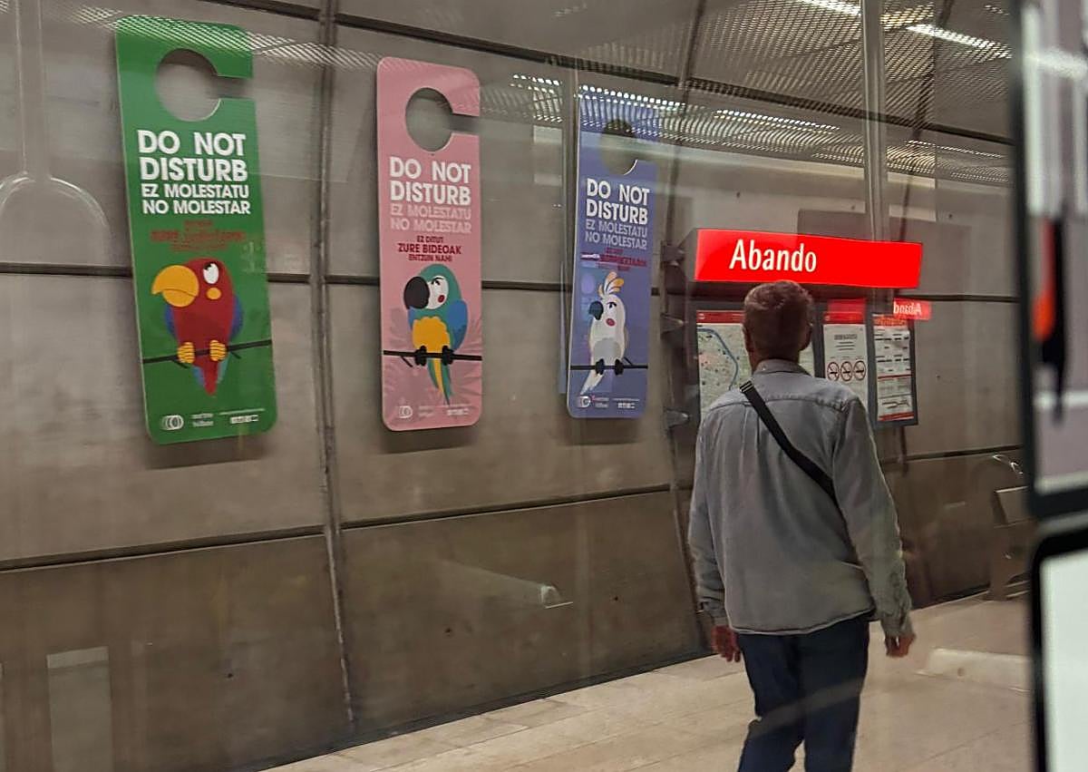 Imagen secundaria 1 - El metro pide a los viajeros que no molesten con vídeos ni hablen alto