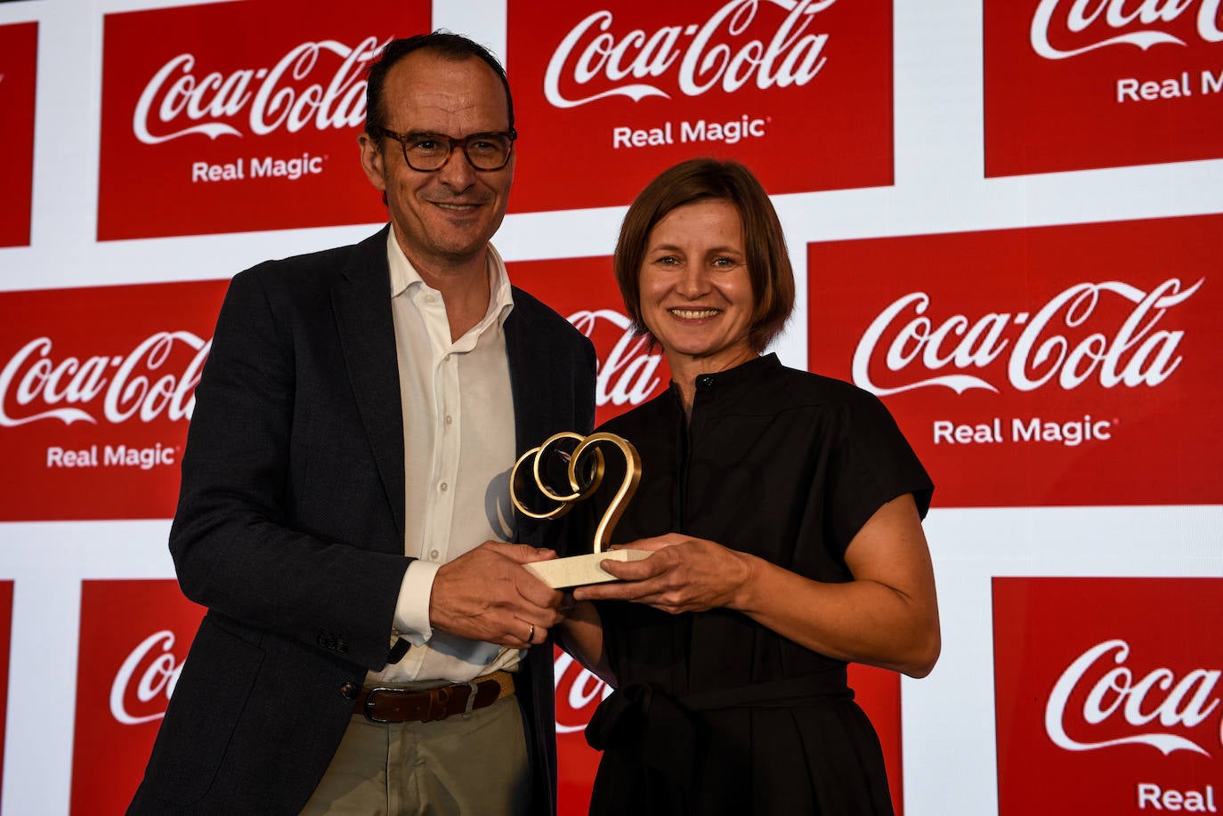 INNOVACIÓN/SOSTENIBILIDAD: Kateryna Overko, de La Revelía, recibe el premio de manos de Gabriel Herrera, director de Operaciones del Área Norte de Coca-Cola Europacific Partners.