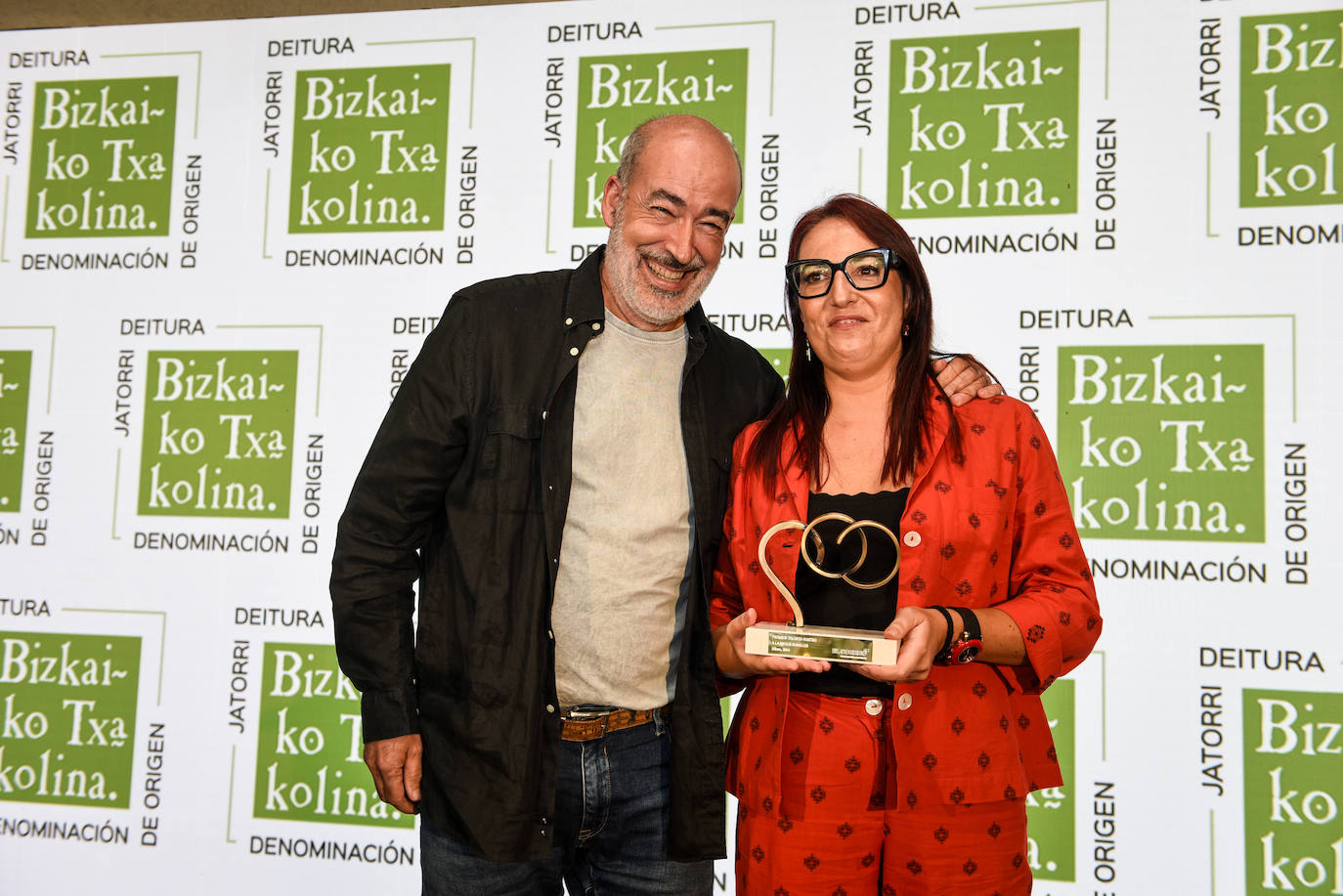 MEJOR SUMILLER: Nerea Cuenco, del Síkera, recibe el premio de manos de Garikoitz Rios Urbaneta, presidente del Consejo Regulador de la Denominación de Origen Bizkaiko Txakolina. 