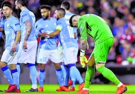 Adiós a Europa. Los jugadores franceses celebran uno de los goles en la meta defendida por Herrerín en San Mamés y que eliminaba a los rojiblancos.