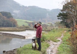 Espacio por el que discurrirá el sendero hacia el futuro Guggenheim de Urdaibai