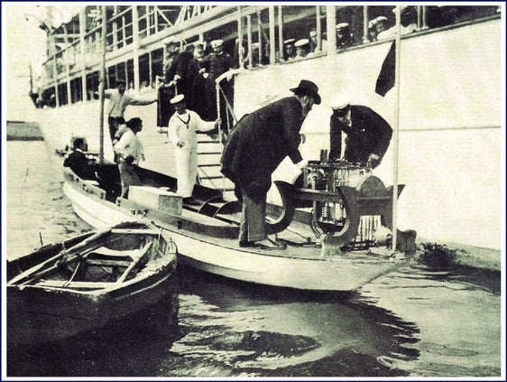 Alfonso XIII examina el telekino instalado en la lancha Vizcaya, junto a Torres Quevedo.