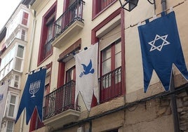 Banderolas retiradas con la menorá, la paloma de la paz y la estrella de David que formaban parte de la decoración del mercado medieval.