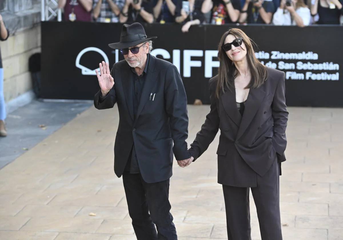 La actriz Monica Bellucci, acompañada de su pareja Tim Burton.