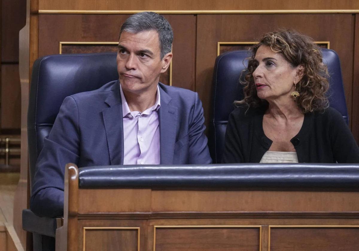 El presidente del Gobierno, Pedro Sánchez, y la vicepresidenta primera del Gobierno, María Jesús Montero.