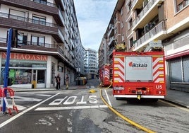 Una dotación de Bomberos de Arratzu permanece en la zona de manera preventiva.