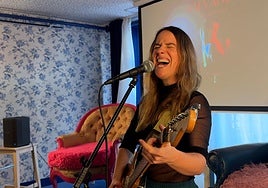 Olatz Salvador presentó su disco en el centro cultural feminista La Sinsorga.