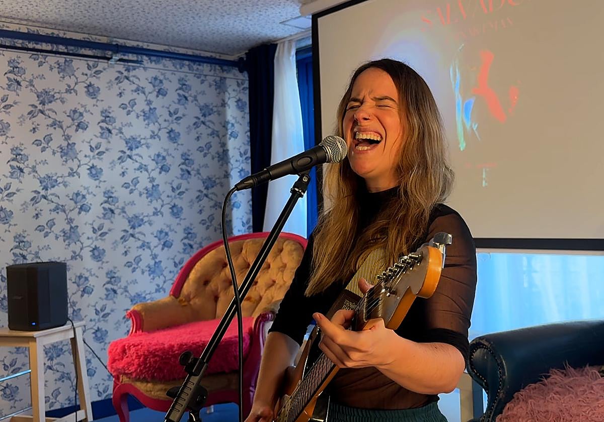 Olatz Salvador presentó su disco en el centro cultural feminista La Sinsorga.