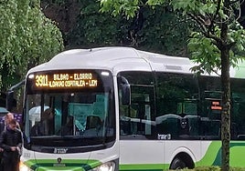 Imagen del autobús de Elorrio a Hospital Galdakao en una de las paradas.