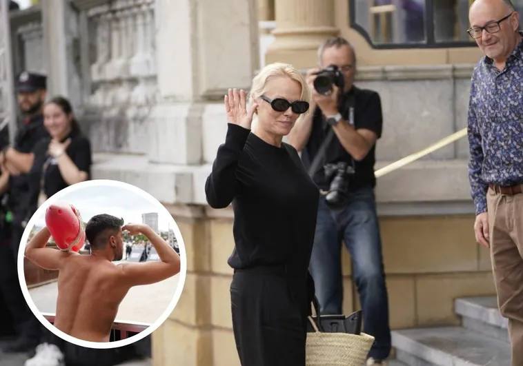 Pamela Anderson, a su llegada a Donostia, donde le esperaba un fan vestido de vigilante de la playa.