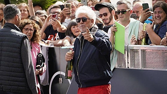 Los fans reciben a Pedro Almodóvar en Donostia cantando el 'Zorionak, zuri'