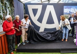 Momento en que los bodegueros de ABRA descubren su nuevo emblema.