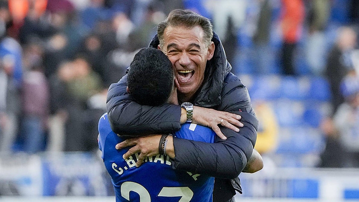 Luis García celebra con Benavídez un triunfo del Alavés