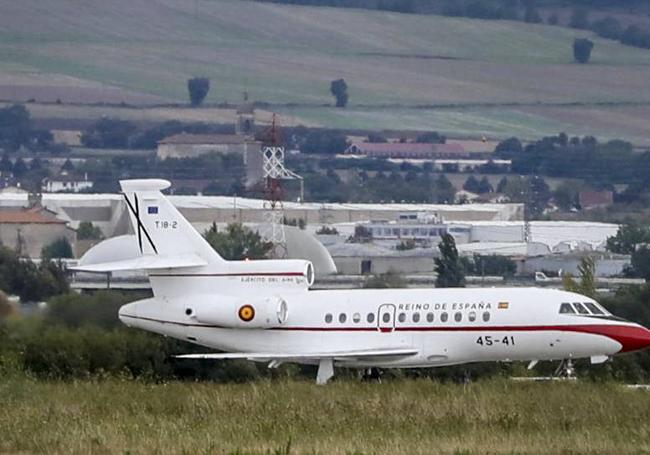 El Falcon 900 estacionado en la pista del aeropuerto de Vitoria.