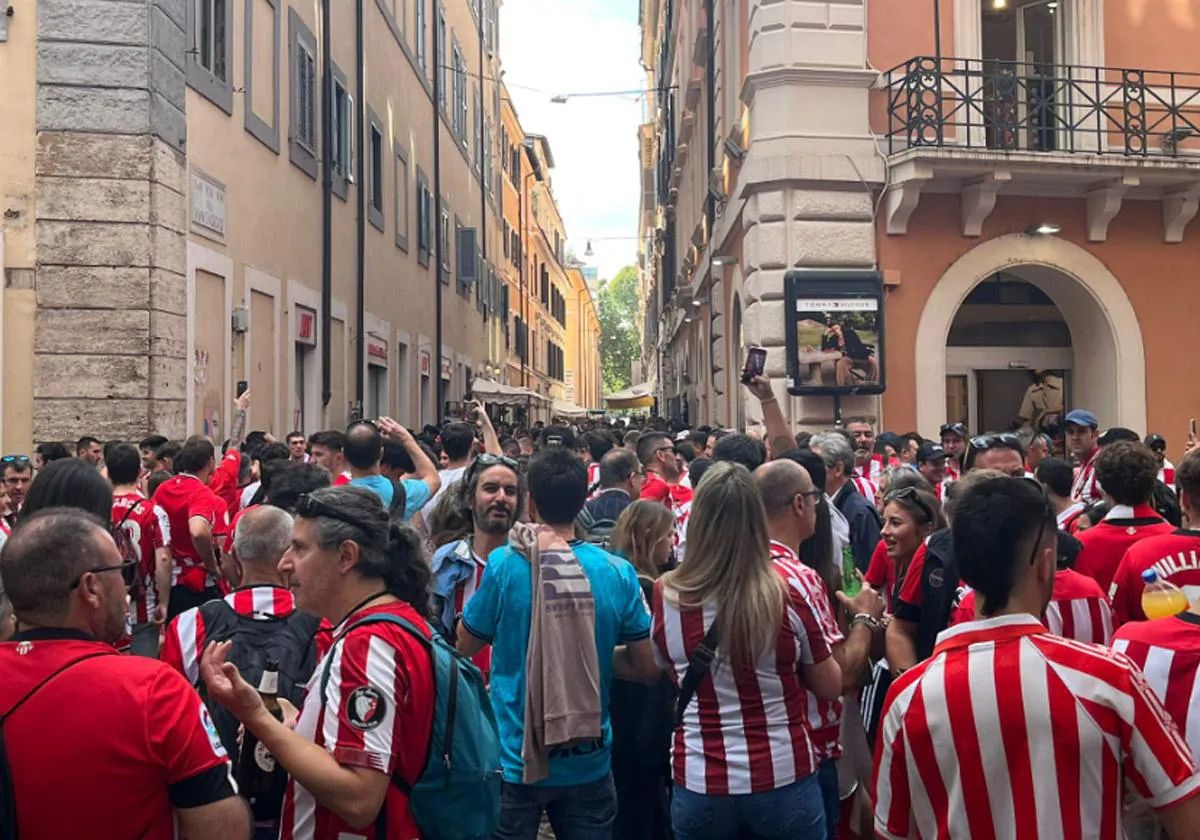 La afición del Athletic tiñe Roma de rojiblanco