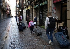 Turistas con maletas por el Casco Viejo de Bilbao.