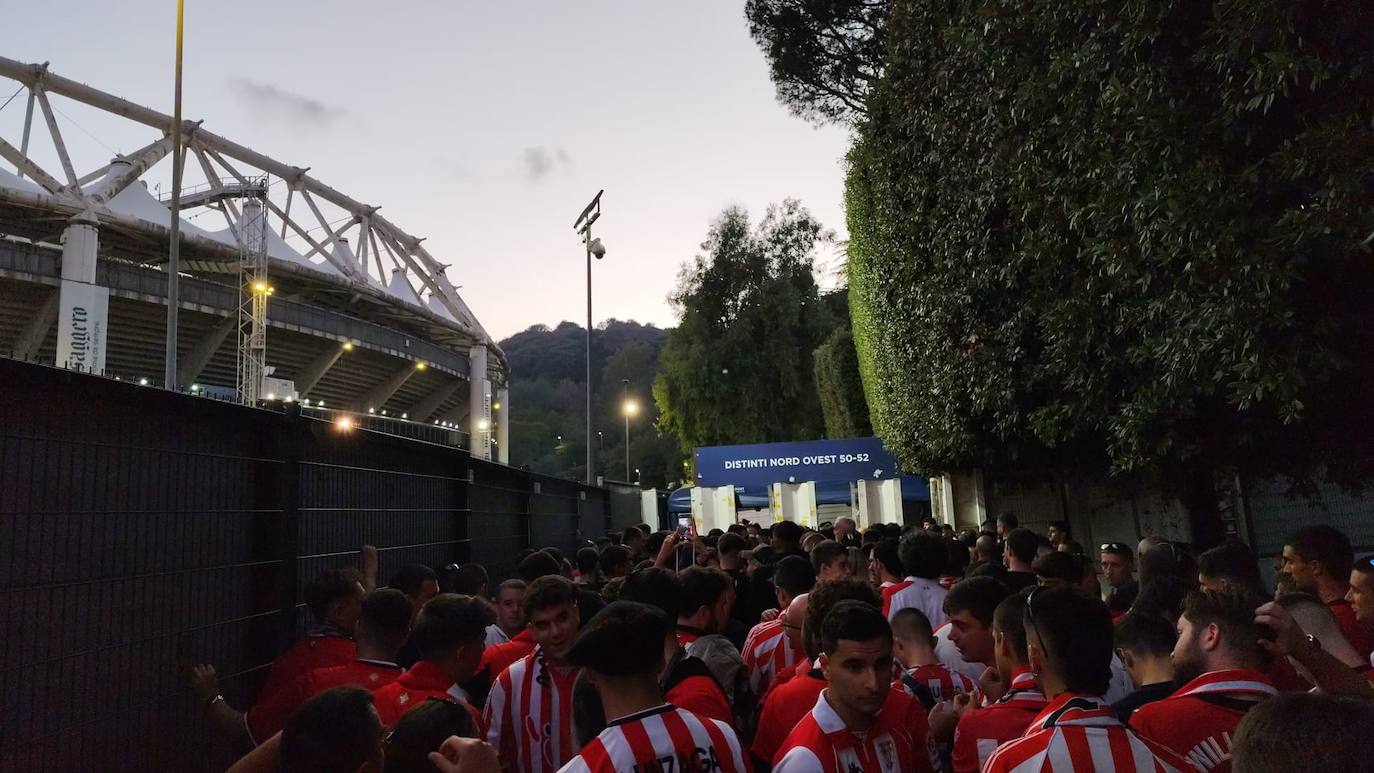 La afición del Athletic tiñe Roma de rojiblanco