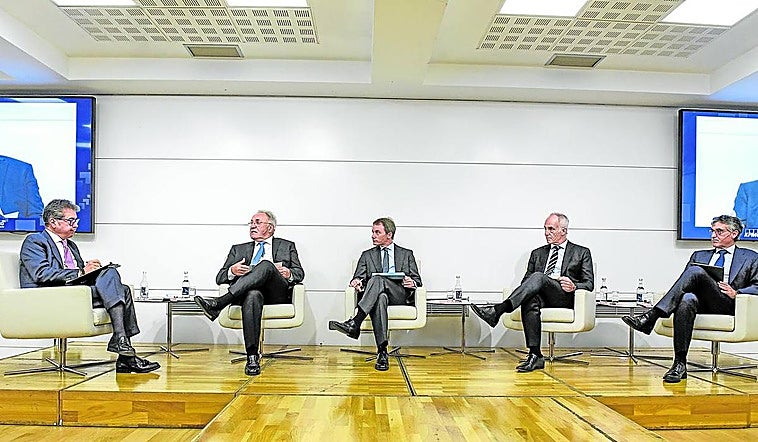 El periodista de EL CORREO Manu Alvarez moderó una charla en la que participaron José Antonio Jainaga, Kepa Santisteban, Álex Arteche y Jon Ander de las Fuentes.