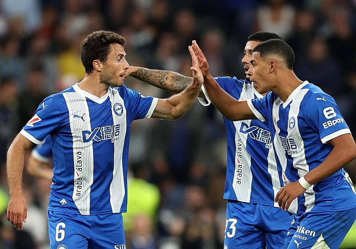 Guevara y Mouriño se saludan tras el gol de Kike García en el Bernabéu.