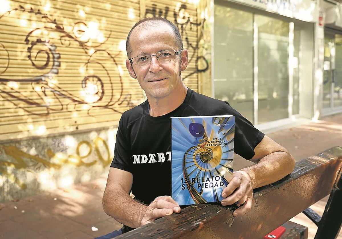 Jesús Mediavilla posa con su libro frente al bar que regenta en Gazalbide.