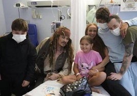 Johnny Depp se mete de nuevo en el personaje de Jack Sparrow para visitar a los niños ingresados en el Hospital Universitario de Donostia.