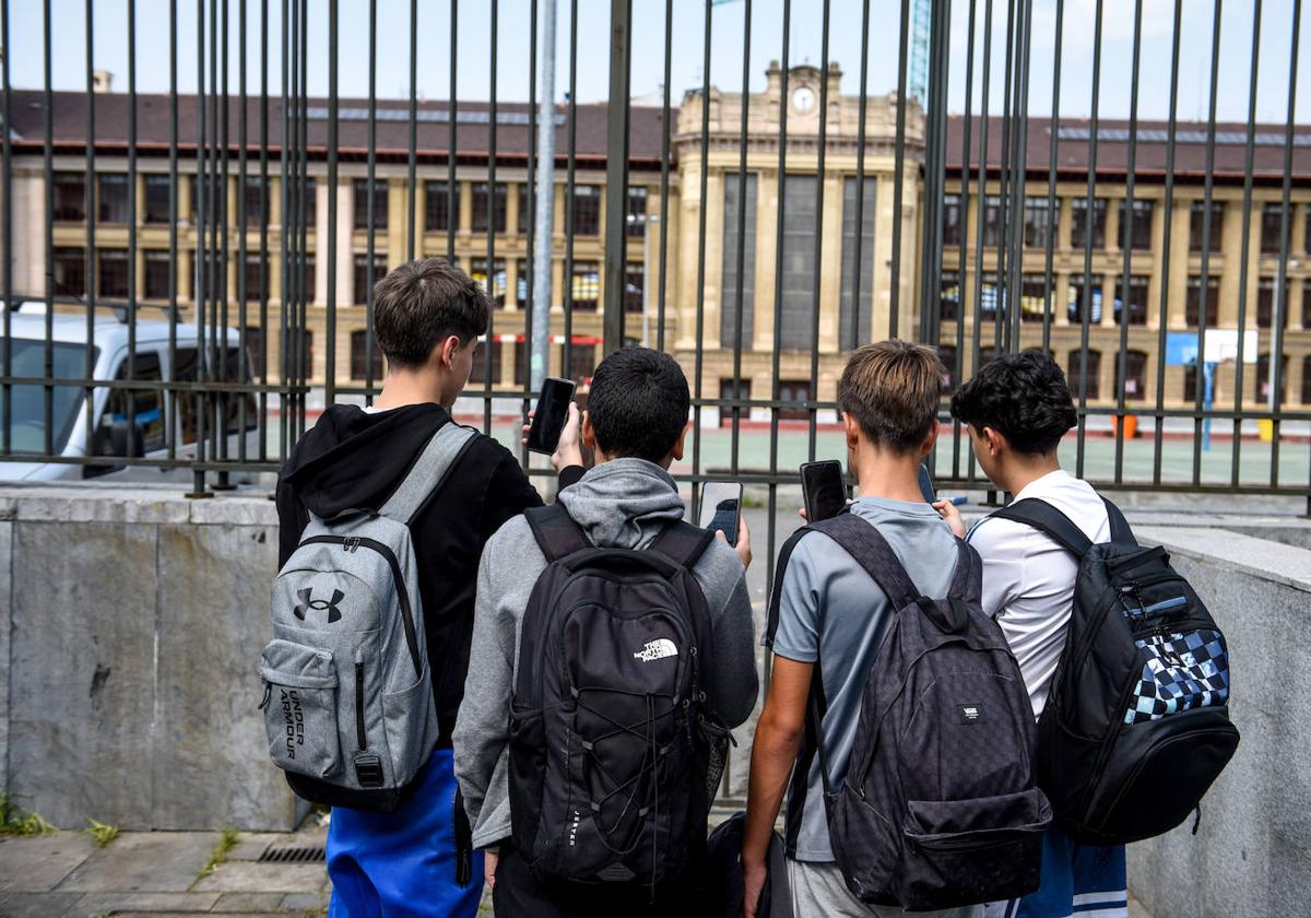 Un grupo de jóvenes, con sus teléfonos móviles.