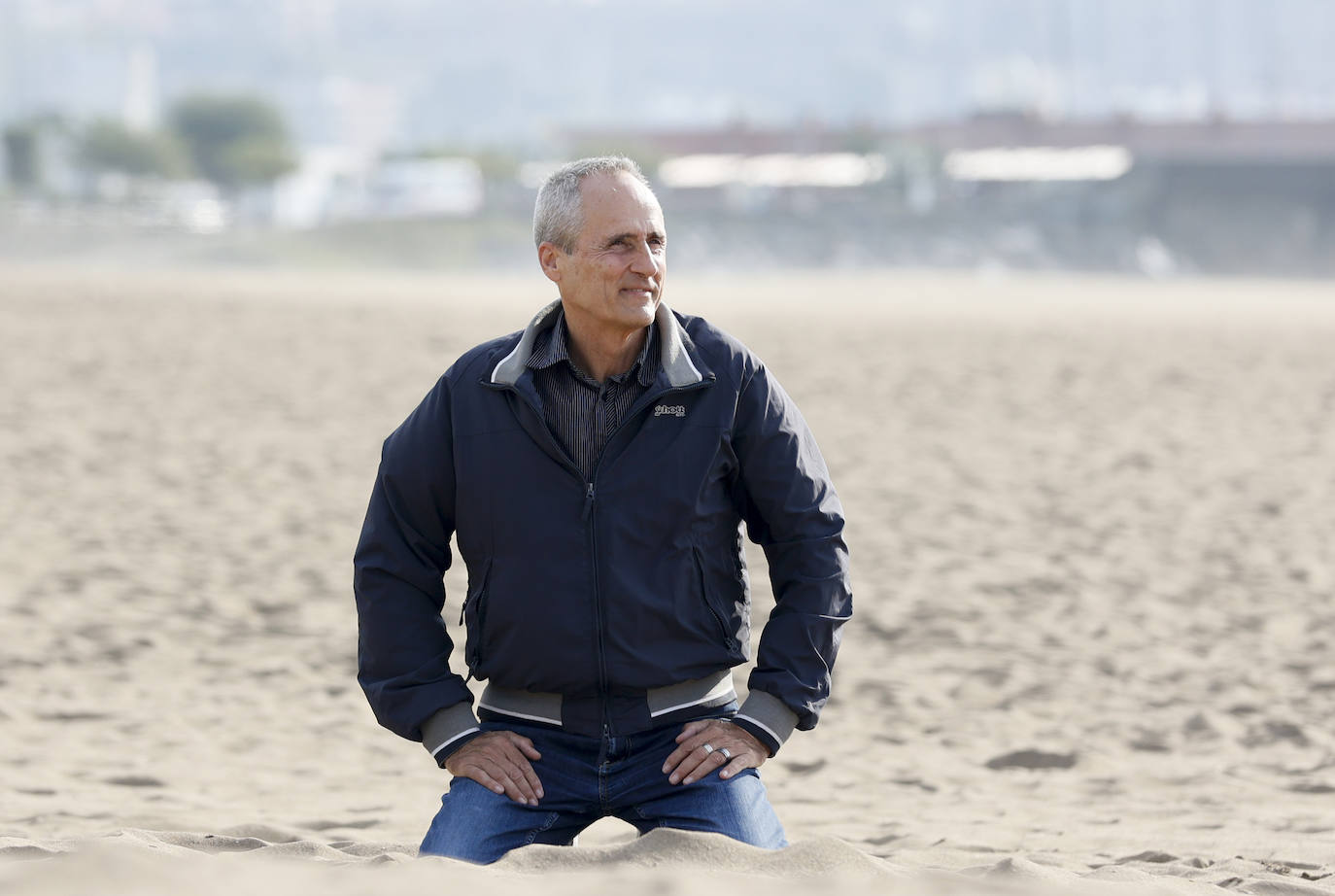 Roberto Moso, en la playa de Ereaga, en Getxo.