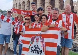 Mimebros de la Peña Deusto posan frente al Coliseo.