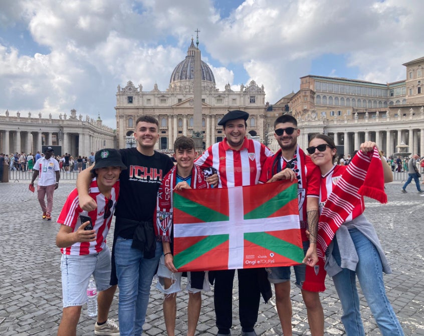 La afición del Athletic tiñe Roma de rojiblanco