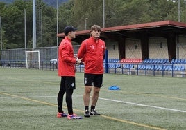 Guerrero charla con uno de sus ayudantes al término del entrenamiento de este viernes.