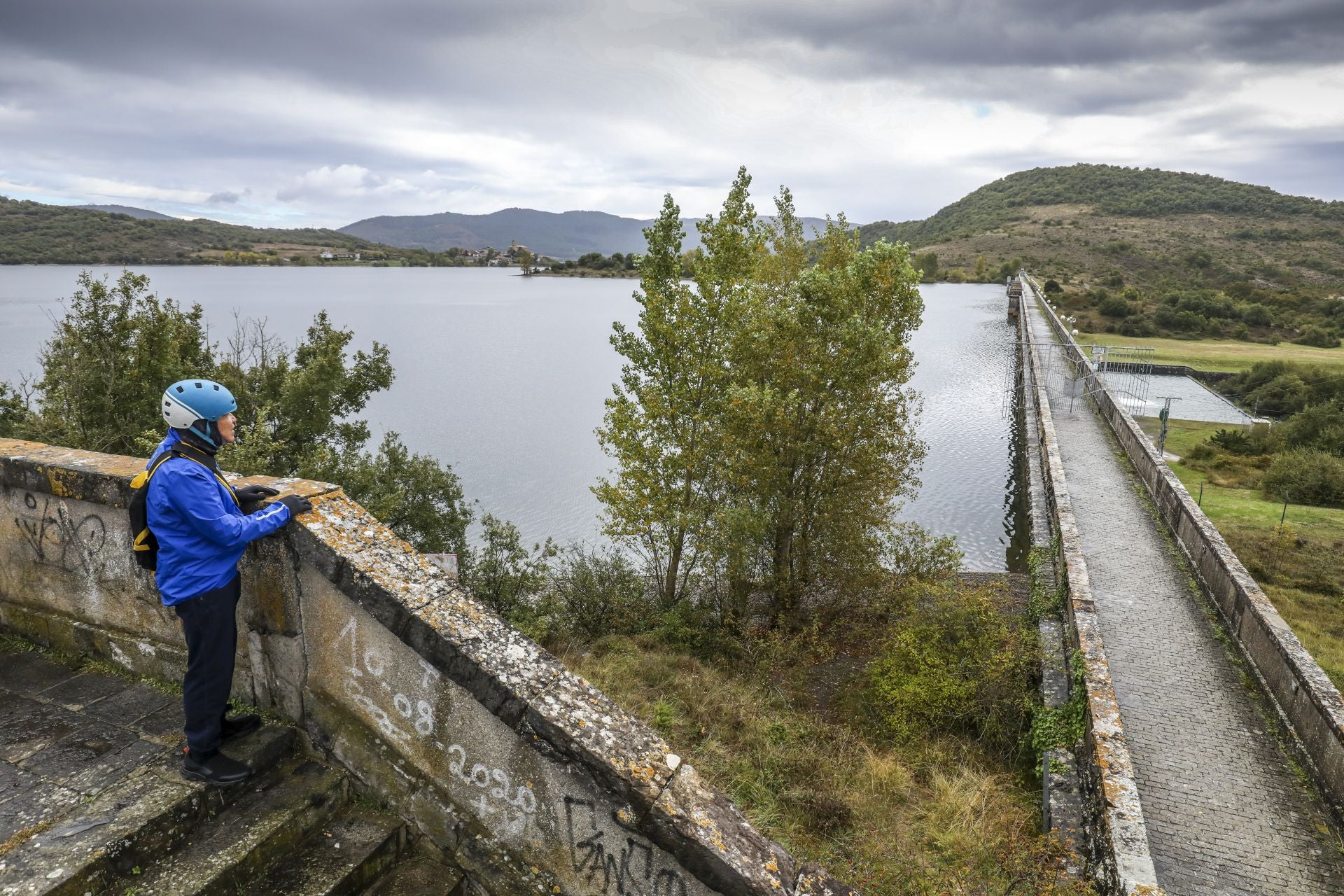 Así luce el embalse a la altura de las compuertas