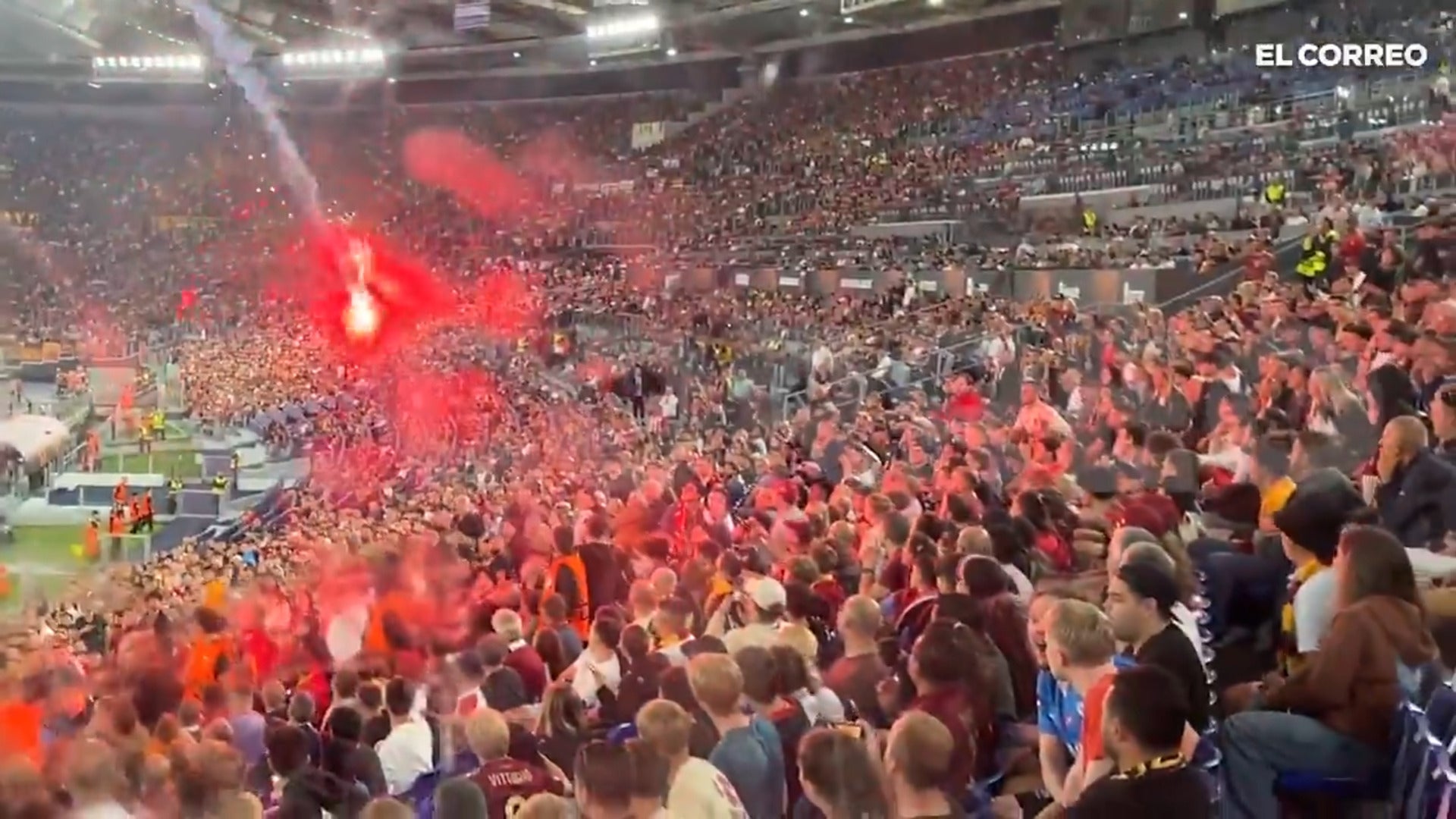 Así cayó la bengala lanzada por ultras del Athletic sobre la afición de la Roma