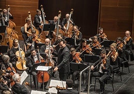 Robert Treviño, al frente de la orquesta en uno de sus conciertos.