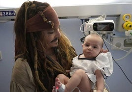 Johnny Depp, caracterizado de Jack Sparrow, saluda a los niños del Hospital Universitario de San Sebastián.