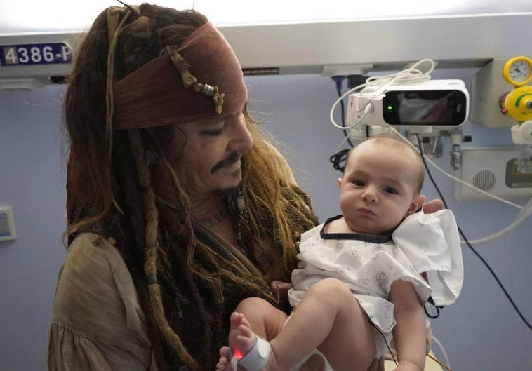 Johnny Depp, caracterizado de Jack Sparrow, saluda a los niños del Hospital Universitario de San Sebastián.