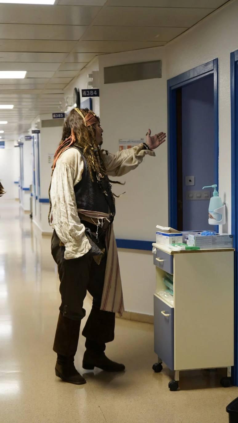 Las imágenes de Johnny Depp como Capitán Jack Sparrow en el Hospital de Donostia